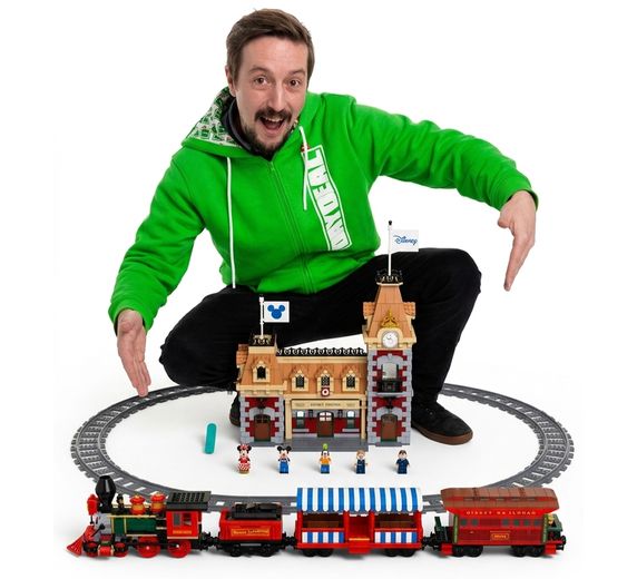 Disney Zug mit Bahnhof